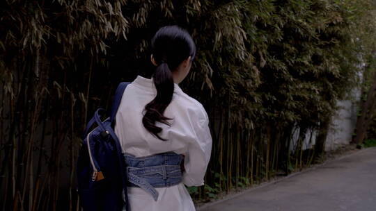 背着书包的年轻女孩背影视频素材模板下载