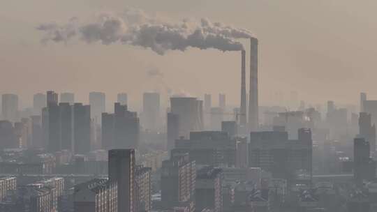 雾霾笼罩下的城市建筑群全景