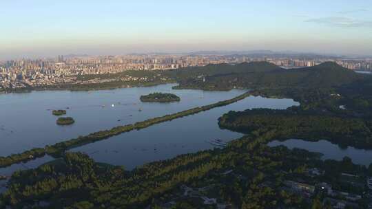 航拍杭州西湖全景与夏季晴天的城市天际线