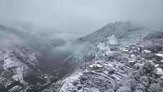 山间雪景雾霭弥漫景象 浙西大峡谷