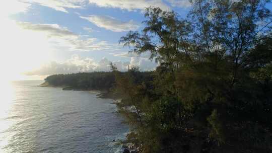 日出在美丽的海岸线与太阳升起在海上