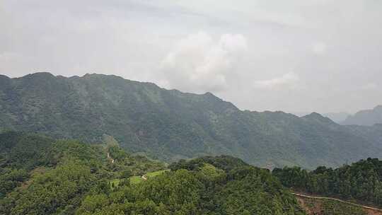 阴天漫步在山区里感受山区大自然的清新空气