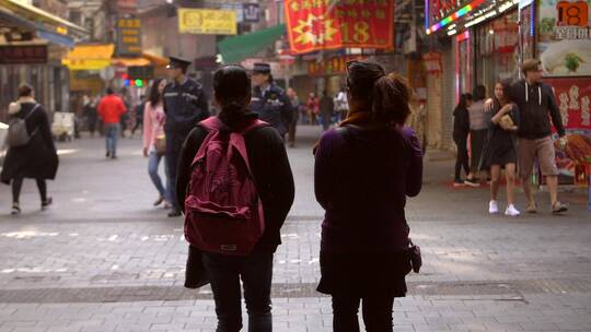 走在香港街上的女人