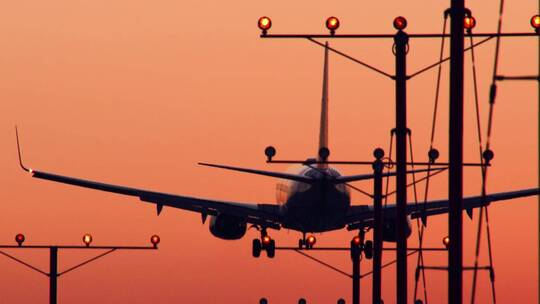 日落时分飞机降落在机场视频素材模板下载