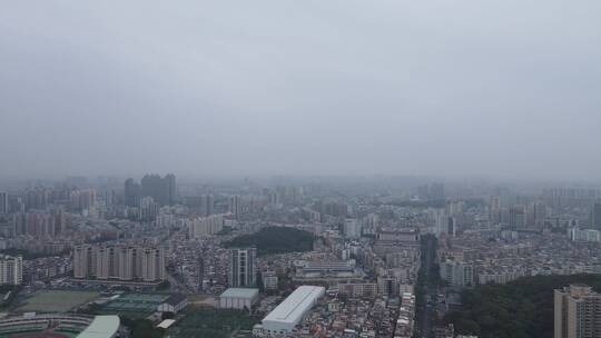 春季雨雾天的城市