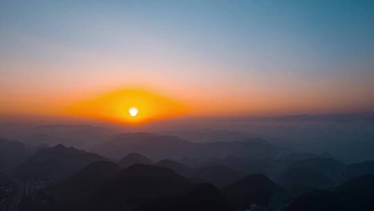 8K震撼山峰烟雾缭绕日落延时