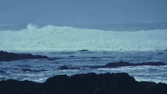 海浪冲破海岸