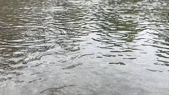 水滴落下来慢镜头