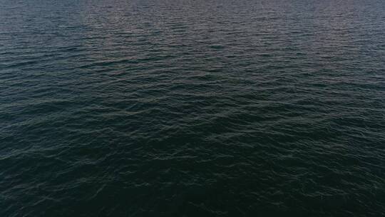 航拍黄昏时分的纳木错湖面视频素材模板下载