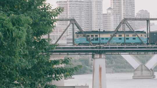 柳州铁路桥上货运火车行驶的慢镜头