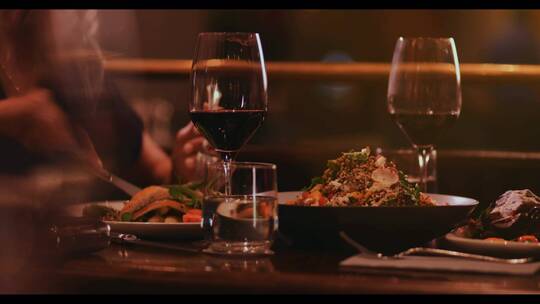 情侣在西餐厅共进晚餐视频素材模板下载