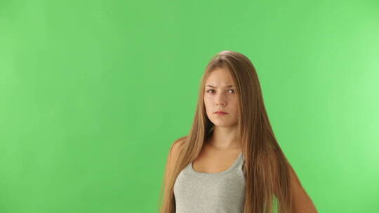 女孩站在绿幕前摆出不赞成的动作视频素材模板下载