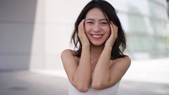 美丽的中国女孩对着镜头微笑视频素材模板下载