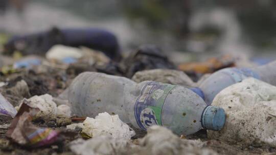 尼日利亚河岸上的垃圾