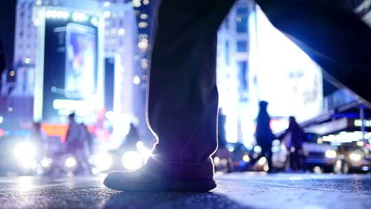 城市街头夜景行走的脚步