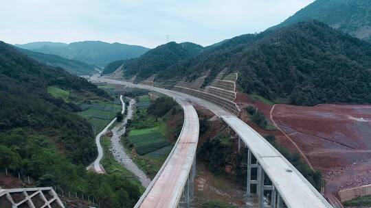 公路视频施工中的未通车云南高速高架桥路