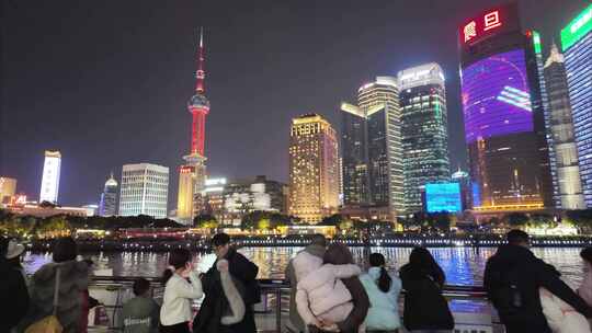 夜幕下游客在游轮上打卡拍照上海陆家嘴夜景