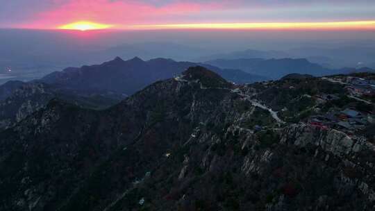 泰山极顶暮色下的山峦风光