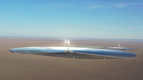航拍戈壁沙漠中的太阳能塔式发电
