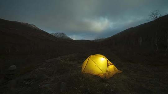 山上露营的帐篷视频素材模板下载