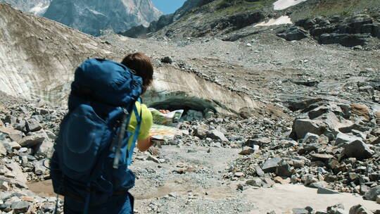 游客背着背包在研究地图