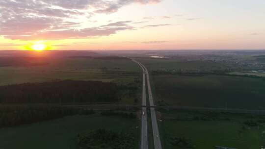 高速公路和田野的鸟瞰图