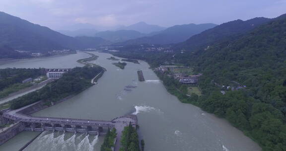 旅游景区 航拍都江堰鱼嘴分流大坝 傍晚