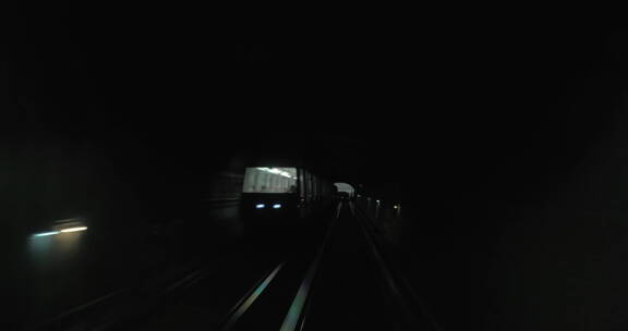 穿过隧道的地铁