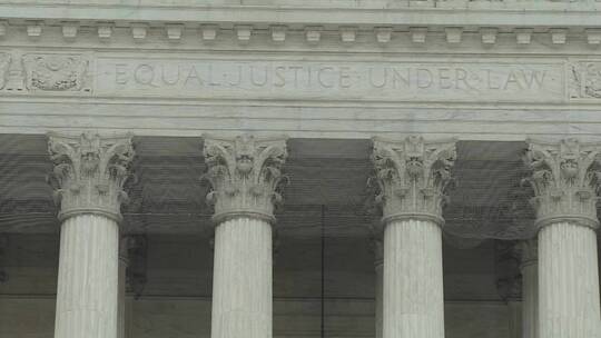 华盛顿特区最高法院大楼法律下平等正义的标志缩放