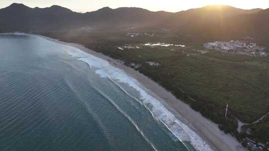 夕阳下的深圳西涌海岸线、沙滩海浪浪花航拍视频素材模板下载