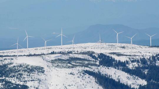 雪山上的风力涡轮机