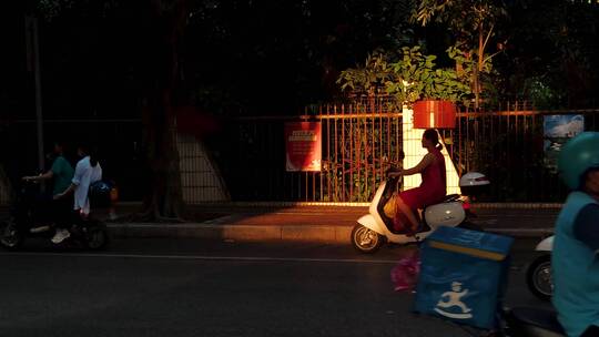 光影街道电动车上班下班马路车流夕阳