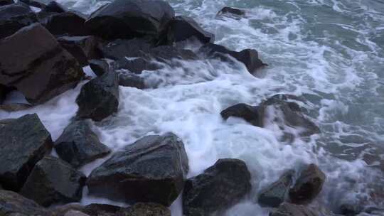 4K海浪拍在海岸岩石沙滩上