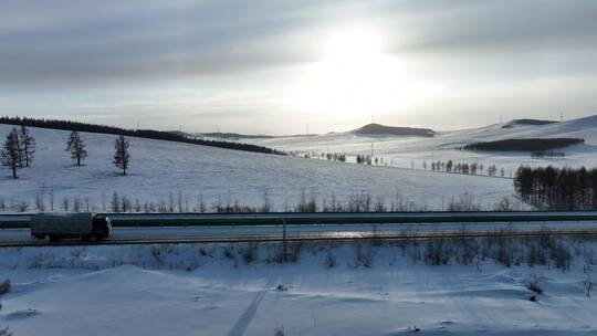 冬季高速公路冰雪路面上行驶的汽车