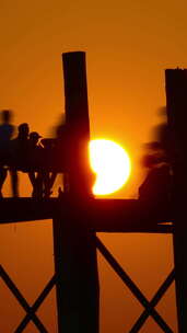 延时拍摄日落时的桥