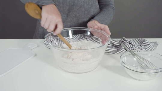 在玻璃搅拌碗中混合配料制作自制平板面包