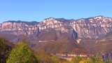 太行山秋天的自然风景枫叶金黄金秋秋景高清在线视频素材下载