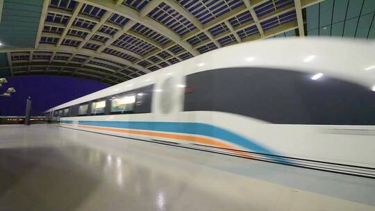 中国上海磁悬浮列车在入站和出站视频素材模板下载