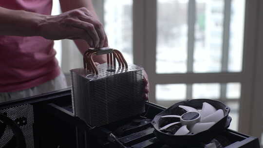 特写镜头：一个无法辨认的人用湿餐巾从冰箱里取出旧的导热膏视频素材模板下载