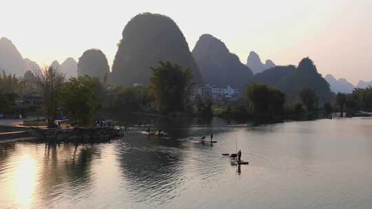 山水间竹筏漂流风景