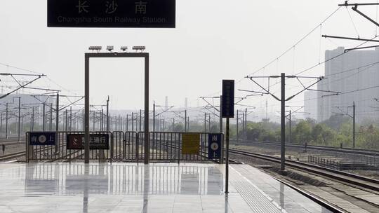 长沙南站高铁站站台旅客等火车