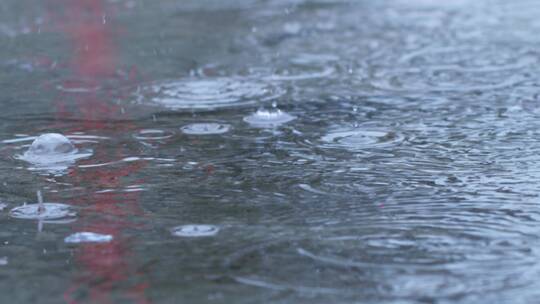 雨水落在地面上