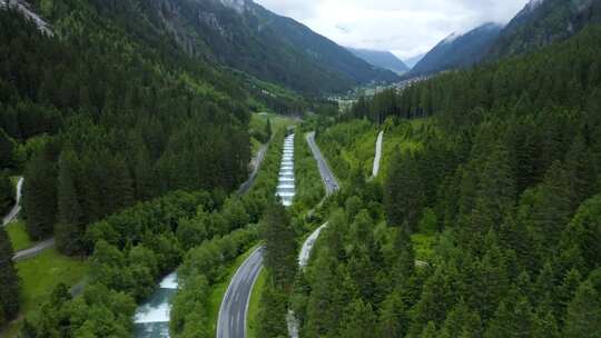 汽车行驶在山间公路