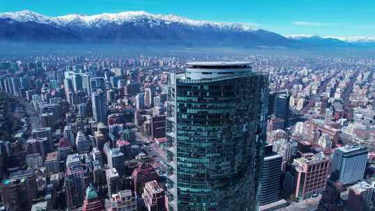 智利圣地亚哥。智利首都市中心的城市景观。