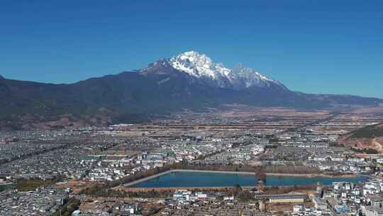 航拍云南旅游玉龙雪山丽江古城建筑群街景