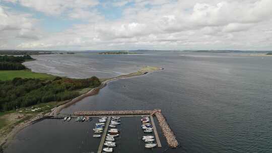 从丹麦霍森斯镇附近的码头Snaptun港口进行空气捕获。