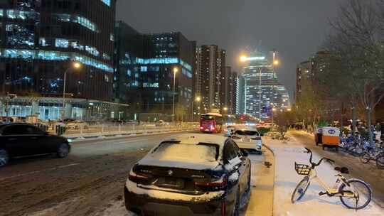 北京大雪望京打工人下班街拍视频素材模板下载