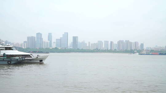 地拍武汉江滩雨后江水视频素材模板下载