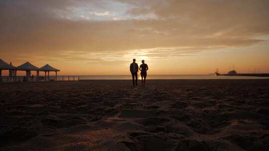 4K-清晨在沙滩散步的情侣、朋友两个人