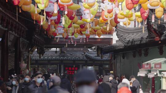 兔年春节过年景区兔子灯笼下人潮拥挤